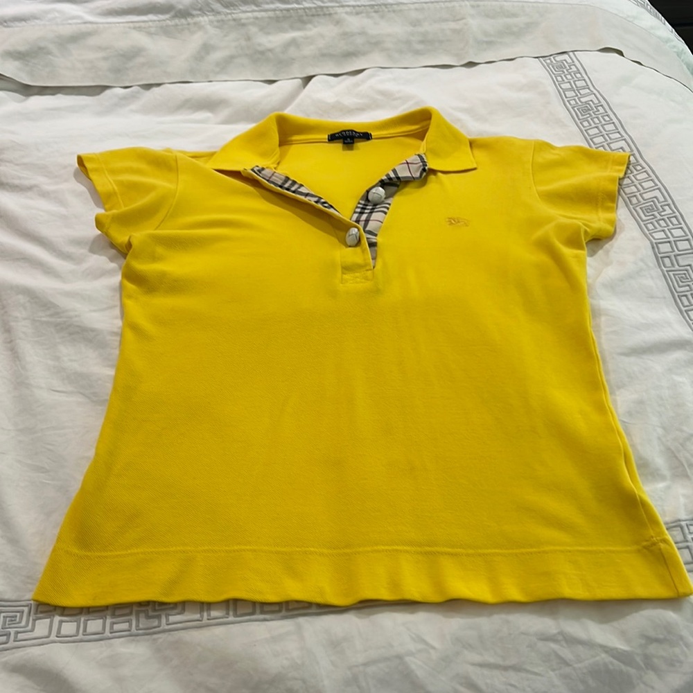 A really nice yellow short sleeve polo burberry used once !